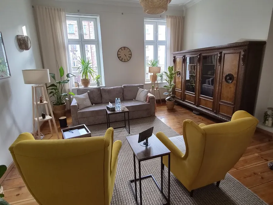 Gabinet – żółte fotele i sofa